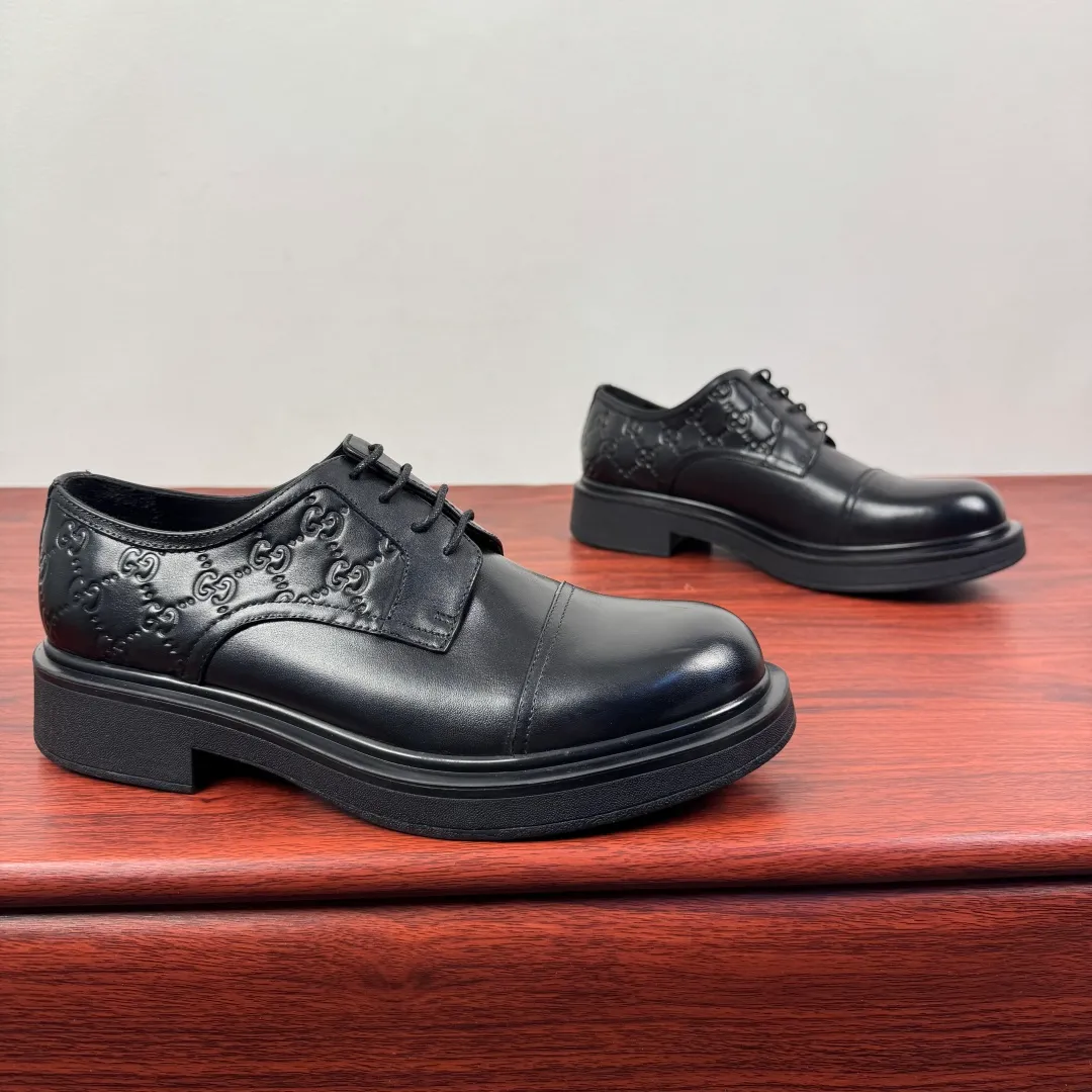 Batch 780 Gucci/Gucci new men's lace-up shoes with GG details, matte cow leather derby shoes! The design of this men's lace-up shoe is rooted in the brand's heritage. Crafted from premium waxed cow leather, it is embellished with GG printed embossed suede leather details, a nod to Gucci's iconic monogram. The rubber sole decorated with GG pattern adds a touch of modern fashion to this design. Typical three-joint style design. European and American classic version, full calfskin lining. The overall upper texture is soft and the lining is comfortable and breathable. 2CM thickened soft rubber sole, easy to control. Versatile and stylish upper foot, multiple colors available to meet different matching needs, complete package! Size: 39-40-41-42-43-44 leather shoe size (38.45.46 can be customized) Item number: 7826Z cowhide smooth